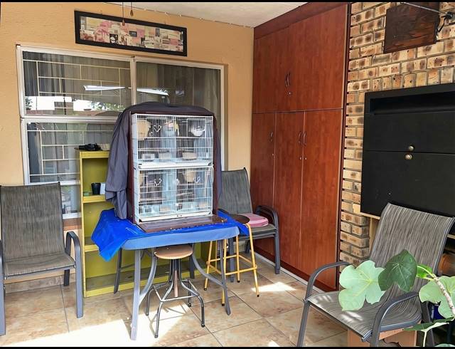 2 BEDROOM FLAT FOR SALE IN VANDERBIJLPARK SE 2